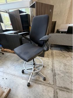 Steel case Gesture Stool