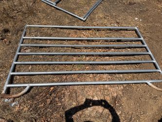 Heavy-Duty Galvanized Steel Freestanding Corral Panels & Gates