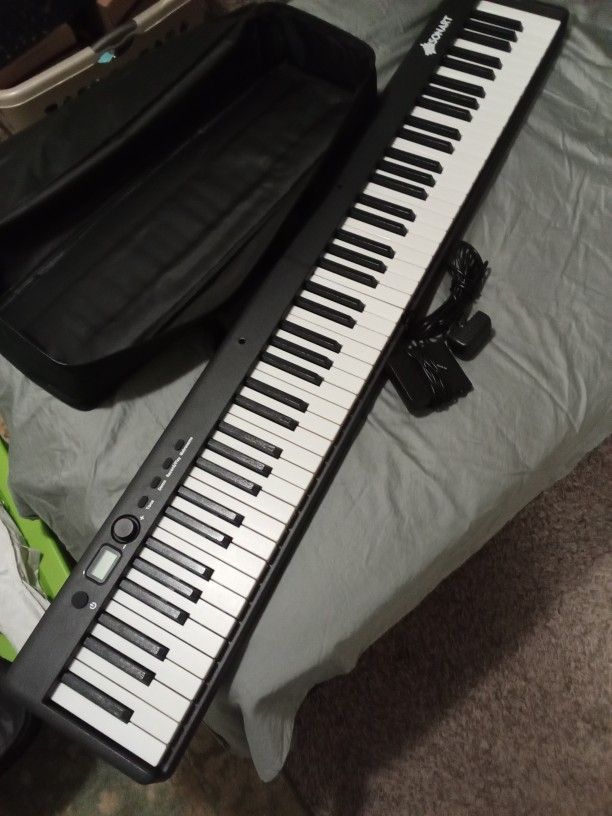 Digital Piano, 88 Weighted Key, Full Size by Sonart w/pedal, carry case, and charger
