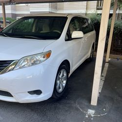 Toyota Sienna White 