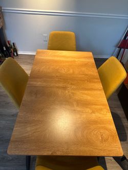 Table with 4 chairs