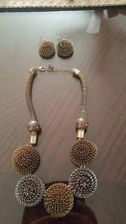 Bonito collar y aretes diferente color antiguo se ve como si estubiera Viejo pero ese es su color original .. pague $35..00..barato $10.00