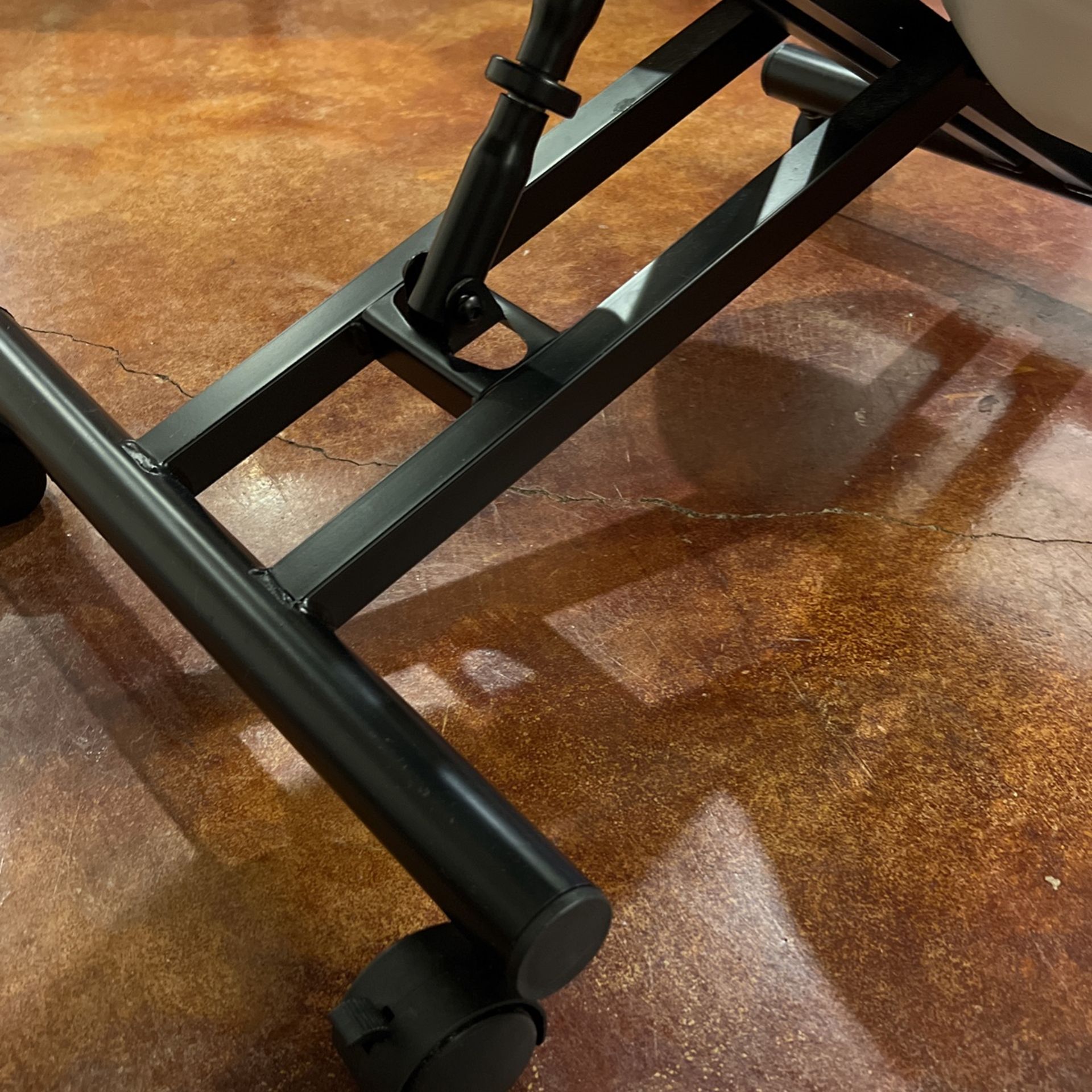 Kneeling Chair, White for Sale in Ruston, WA - OfferUp