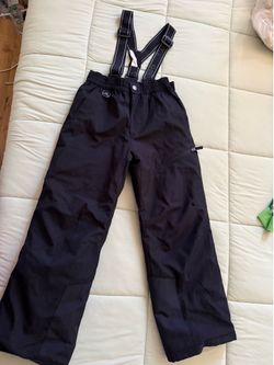 Pantalón impermeable para nieve para niño, recomendado para 6–8 años. Tirantes ajustables. En excelente estado.