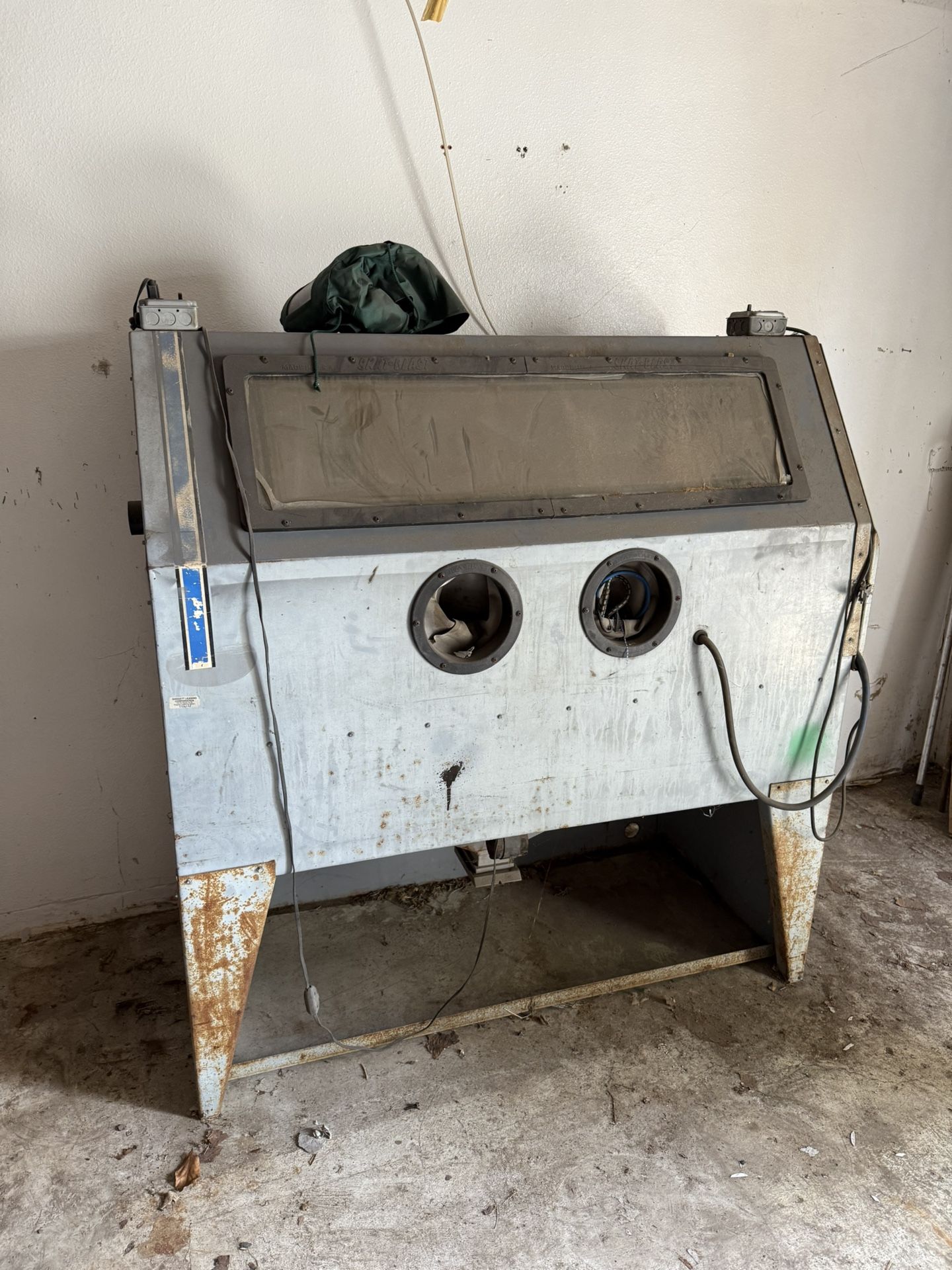 Sand Blasting Cabinet And Compressor