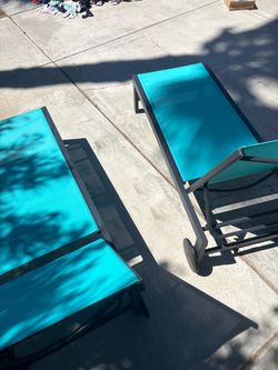 Like new adjustable pool lounger set