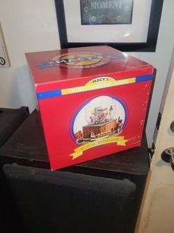 New in Box Macy’s Thanksgiving Day Water Globe Collectors