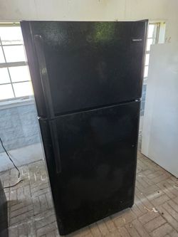 🎊PERFECT RUNNING 18 CU. FT, BLACK REFRIGERATOR 🎉. PUT BRAND NEW GASKETS ON BOTH DOORS THAT WERE  $150. IT COST ME LAST WEEK🤑.  NO ISSUES WITH THIS.