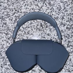 Apple AirPods Max – Sky Blue – Excellent Condition – Includes Charger