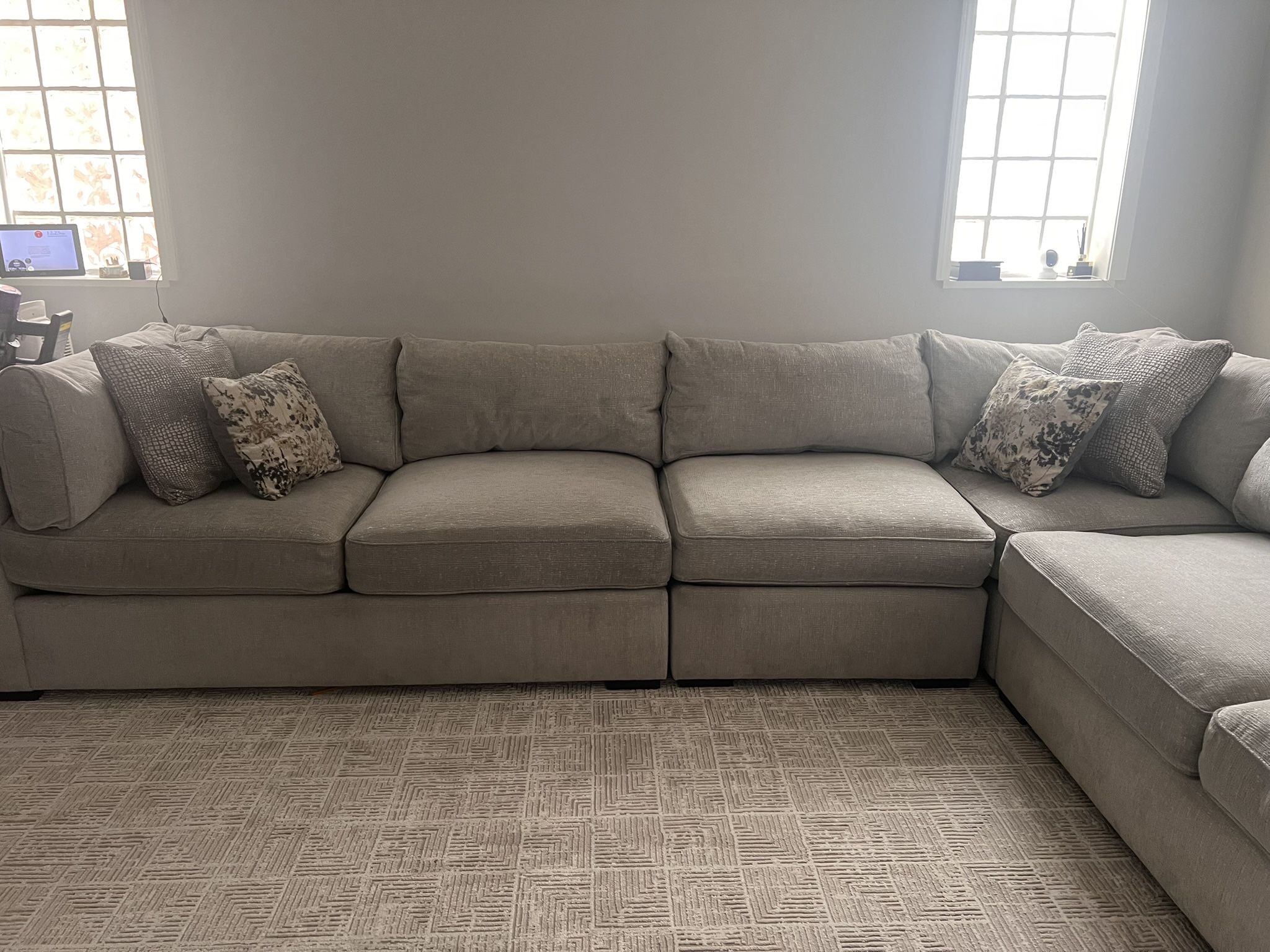 Like-New Gray Sectional Sofa – Excellent Condition