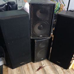 de un altavoz B-52 SR-15. 
Marca: B-52
Modelo: SR-15
Manejo de potencia: 400 Watts
Respuesta de frecuencia: 40-20K Hz
Impedancia: 8 Ohms