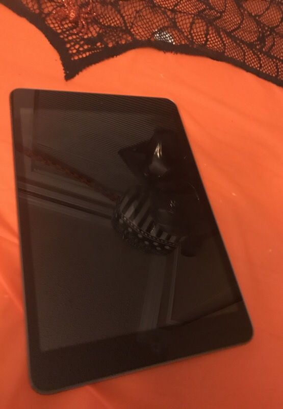 I pad 1 in excellent condition unlocked clean!!!