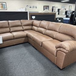 Leather Sectional. 🚚WE DELIVER🚚