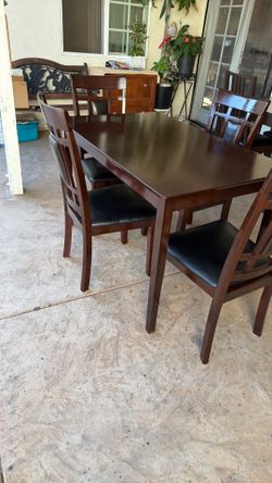 Small Dining table and 4 Chairs like New