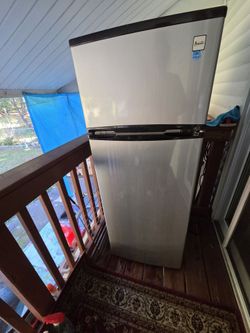 Avanti Top-Freezer Refrigerator