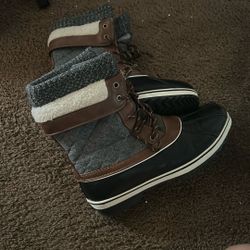 Snow Boots! size 6 Woman (Perfect For Keeping The Cold Away!)