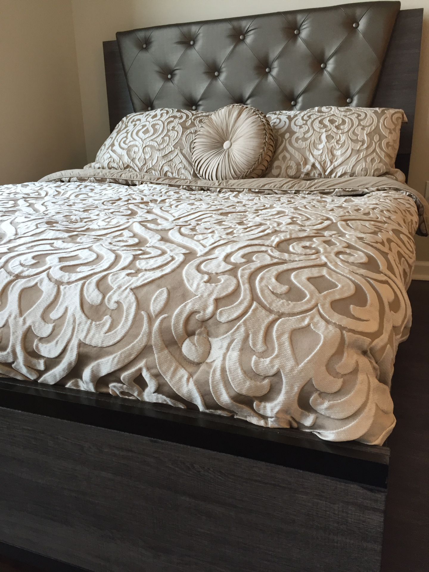 New Modern Design Queen Bed