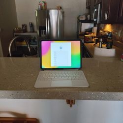 iPad 10th Gen ✓ Magic Keyboard - Blue