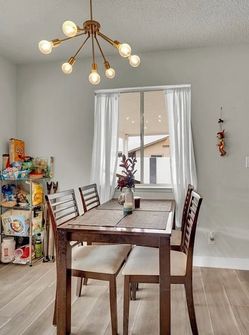 Kitchen Table/Chairs