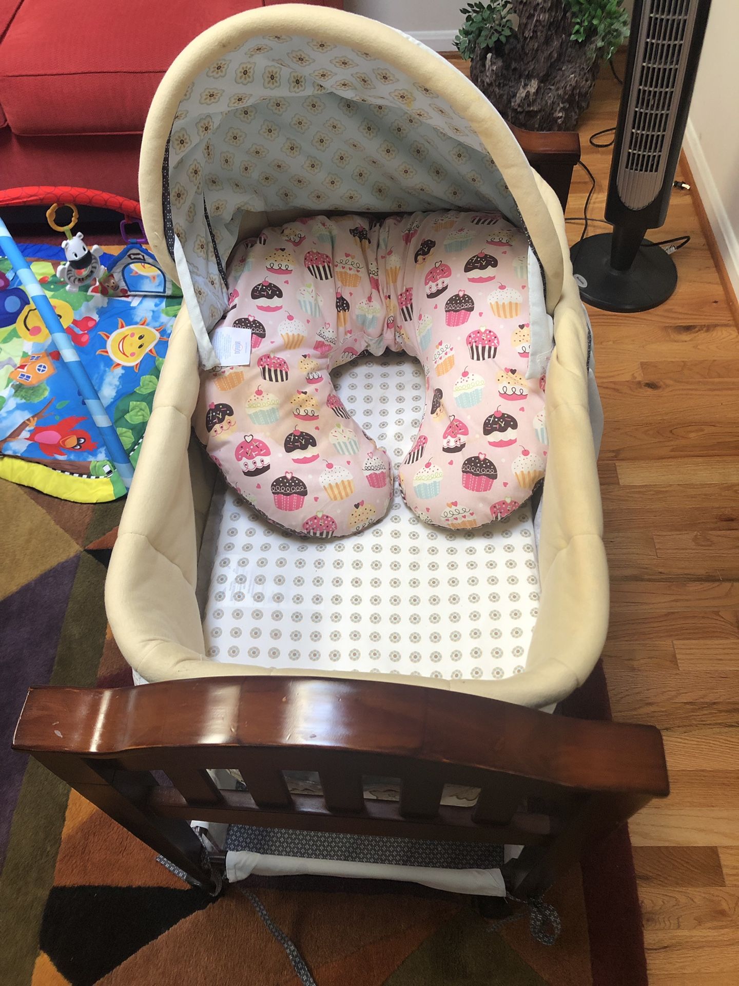 Like New Baby Crib with play mat