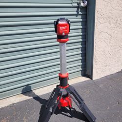 Milwaukee M12 Rocket Tower Light