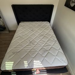QUEEN BLACK BED FRAME + MATTRESS 