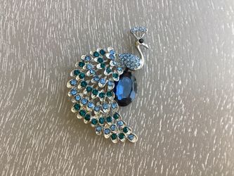 New Beautiful Peacock Brooch W/ Stunning Shades of Blue & Turquoise Rhinestones $8