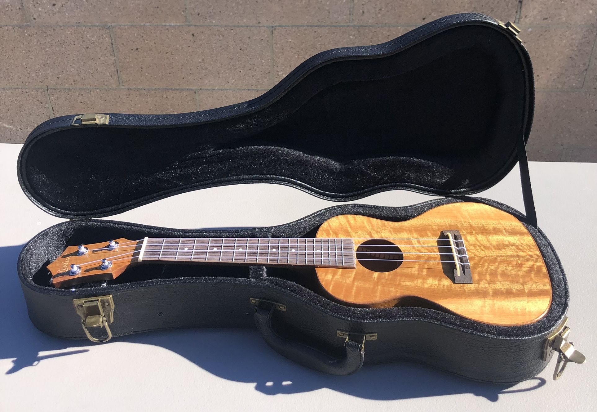 Leolani C85G Concert Ukulele with Hard Case – Koa Finish Condition: Pre-owned, well kept, plays great Includes: Ukulele + hard case only Pick up onl