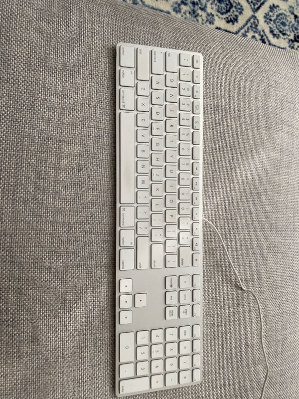 Apple Wired Keyboard with Numeric Keypad Compatible with Mac OS X v.10.6.8 & later Versions