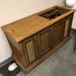 Vintage Magnavox console stereo system in excellent condition and sounds perfect🎶. 