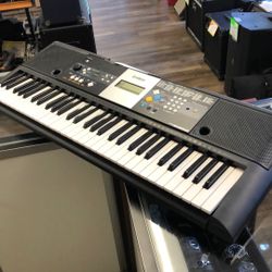 96091 Yamaha PSR E223 Battery Powered 61key Keyboard W/ Batteries (Missing Battery Cover) 593386