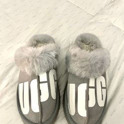 GREY SLIP ON UGGS WORN ONCE SIZE 6 . $70
