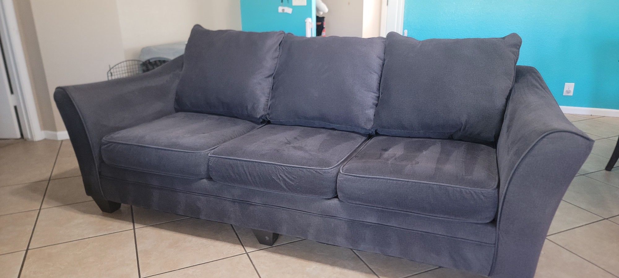 🔥 Dark Grey Sofa w/ Pull-Out Bed – Like New Inside! 🔥