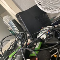Xbox Kinect + Controllers (NO BATTERY PACKS)