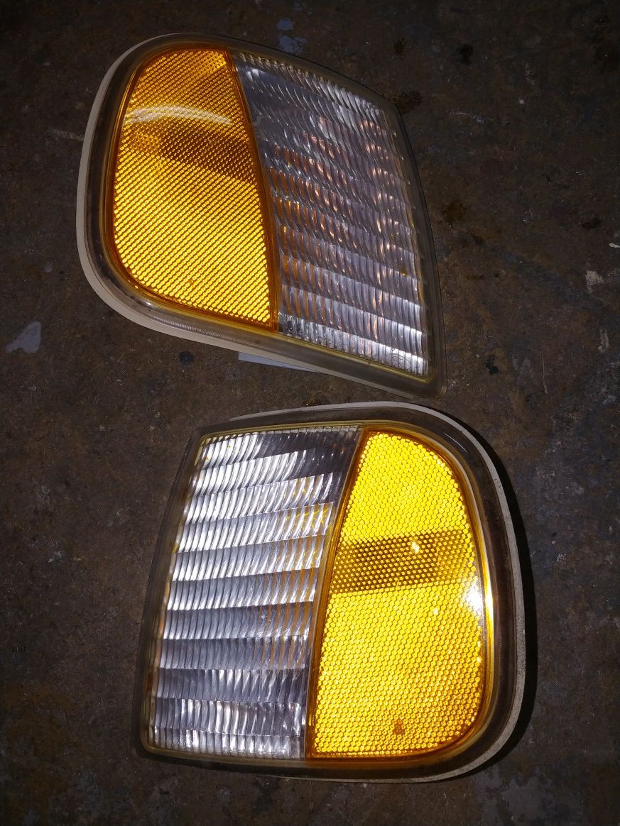 97 - 03 Ford F150 sidemarker lenses right & Left front