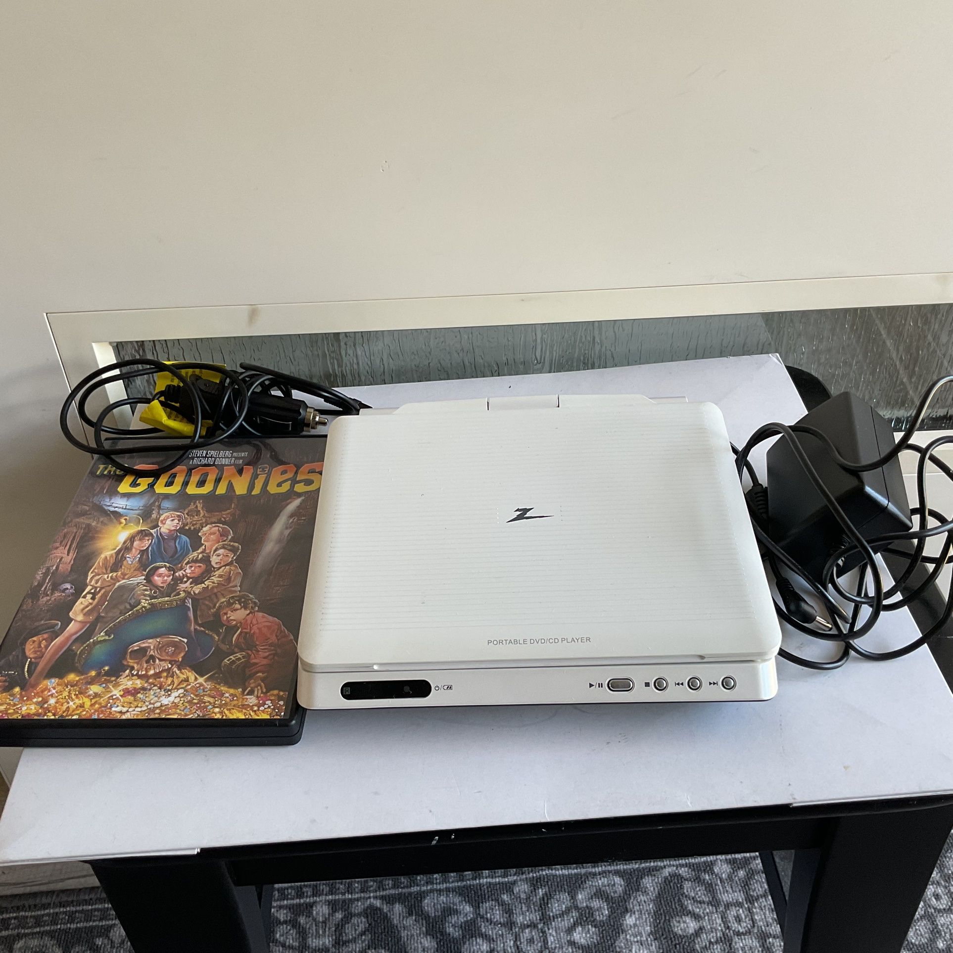 Zenith Portable DVD/CD Player DVP615 with carrying bag and cords