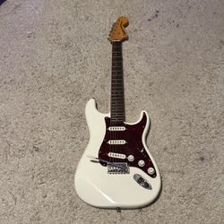 White Fender Stratocaster 