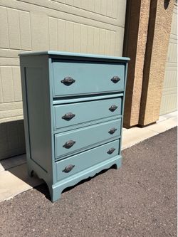 Beautiful solid wood 4-drawer dresser