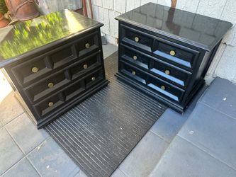 Beautiful Pair of Vintage Black Nightstands by Century Furniture