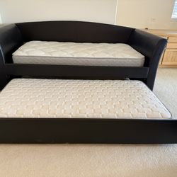 TWIN Daybed With Rolling TWIN Trundle Bed