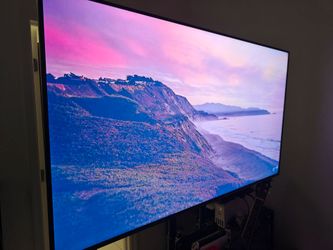 Large Flat Screen TV Hisense 55U7N