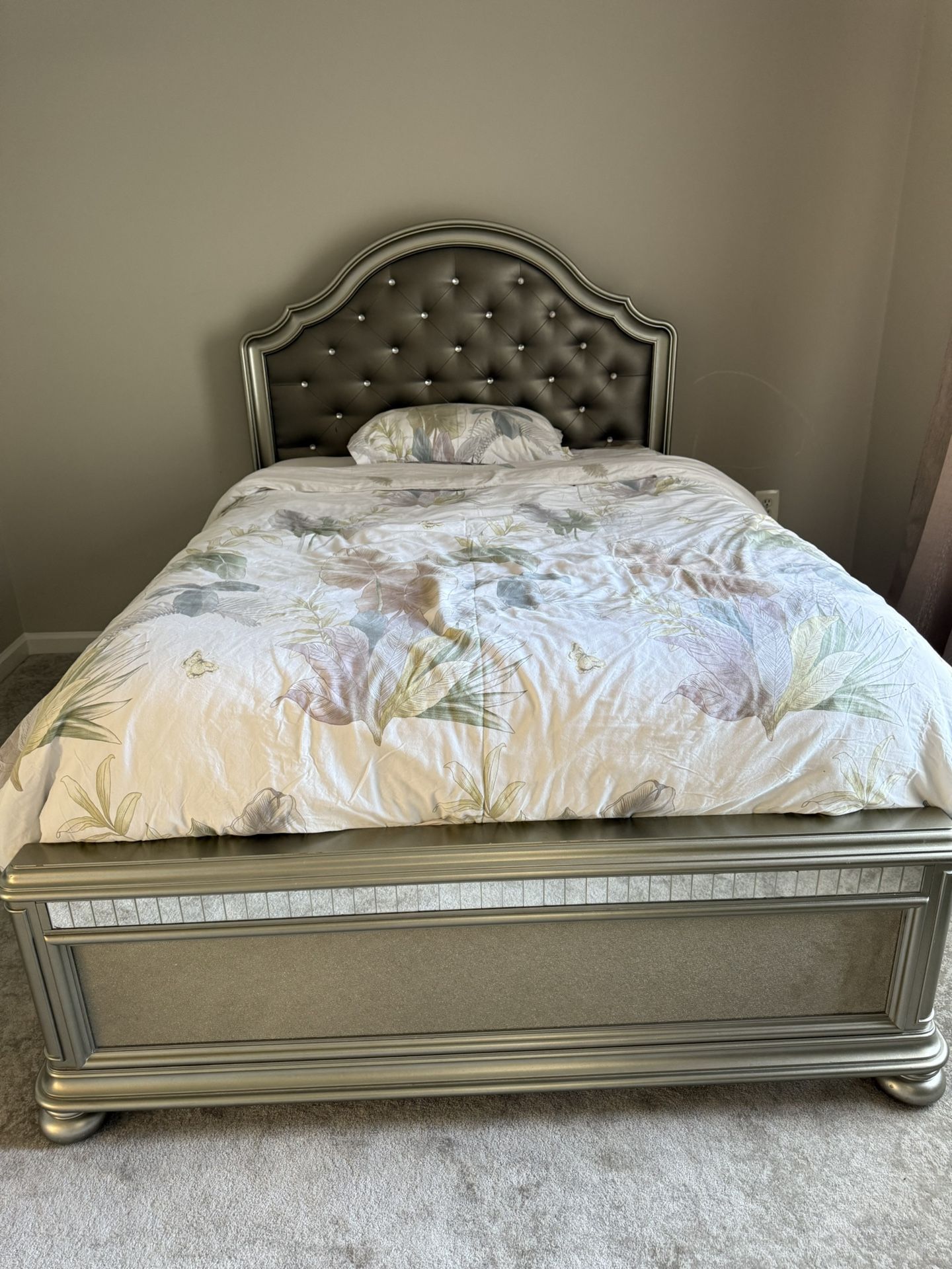 Full Bed With Vanity And Mirro