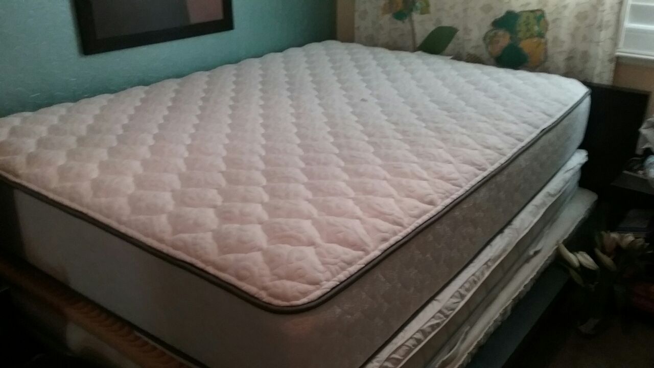 Hampton and Rhodes Queen Mattress: ST450 Firm Cuchion