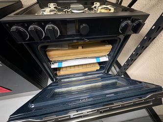 30” Slide-in Gas Range Bespoke Illuminated Precision Knobs