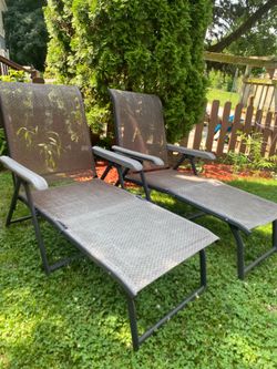 2 foldable long chairs