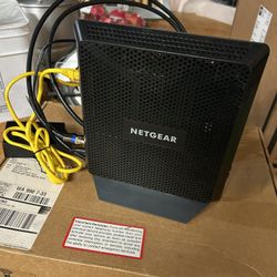  AC1900 WiFi Cable Modem Router (C700v2)