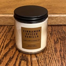 White Barn 8 oz Cinnamon Spiced Vanilla Candle made with essential oils 