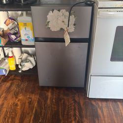 Mini Fridge With Freezer 