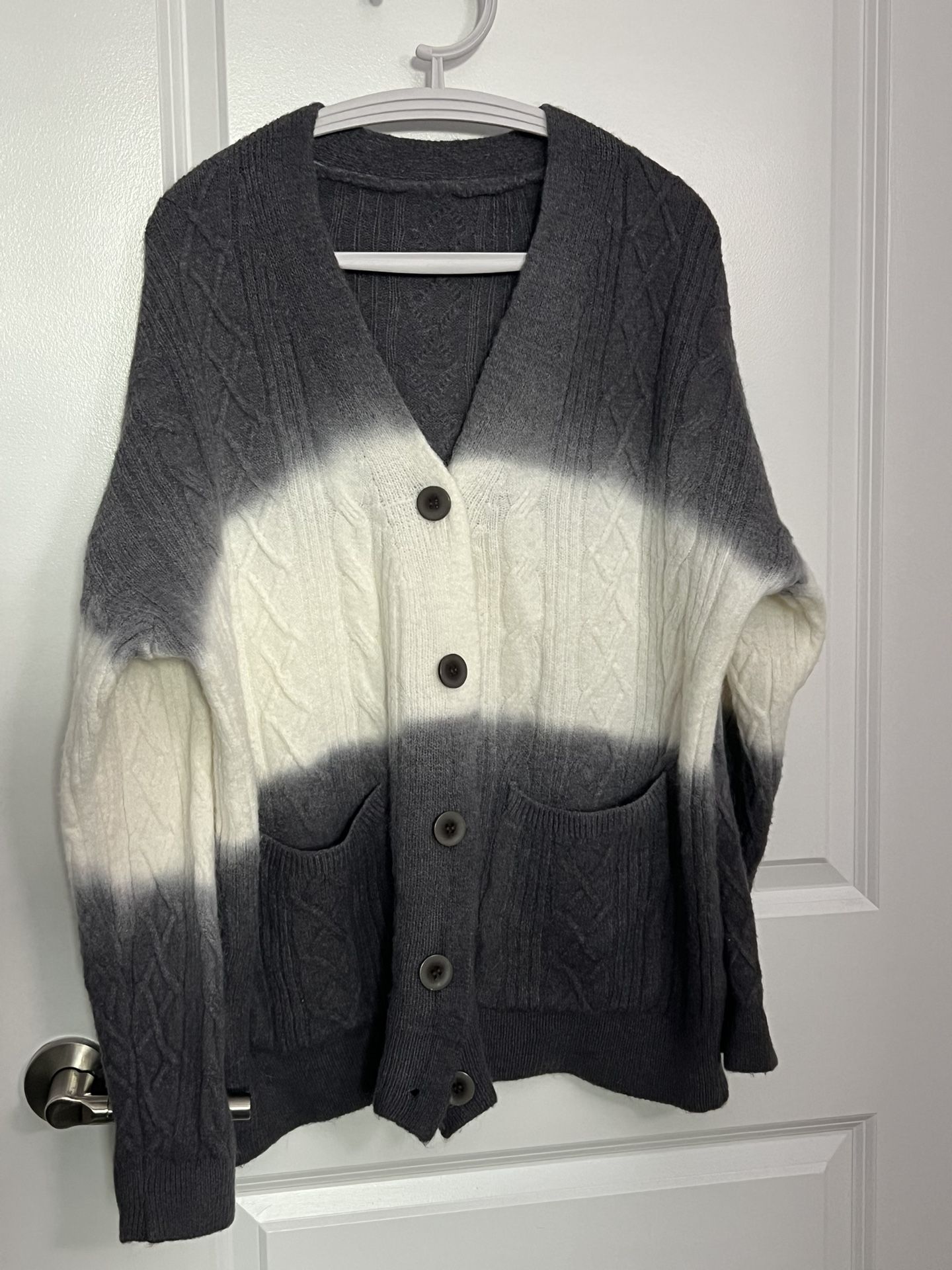 Cozy Gradient Knit Cardigan with Pockets – Cable Pattern Sweater