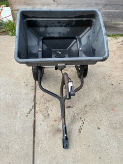 Seed/ fertilizer spreader